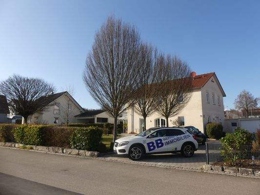 Familieninsel mit schönem Garten