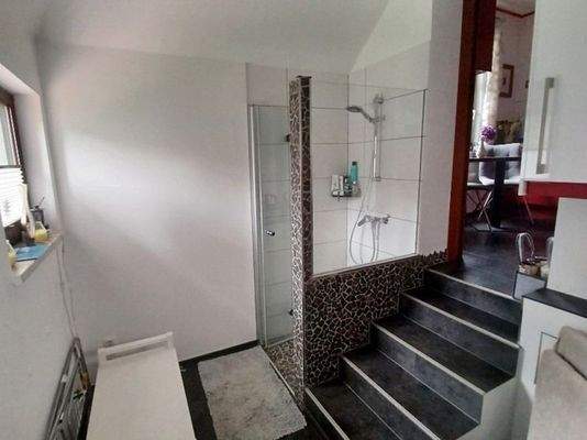 Vorraum mit Dusche und Durchgang zur Küche