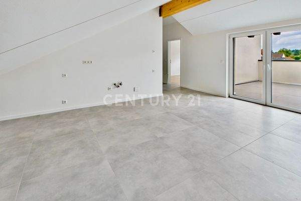 Offener Wohn- /Essbereich mit Blick zum Balkon