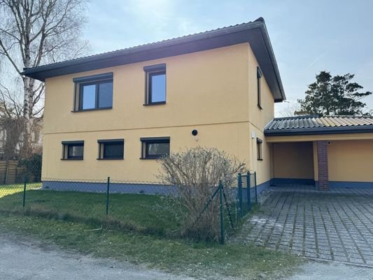 Hausansicht mit Auffahrt