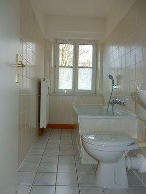 gefliestes Bad mit Fenster