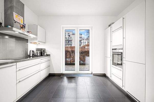 geräumige Einbauküche mit vorgelagerter Terrasse