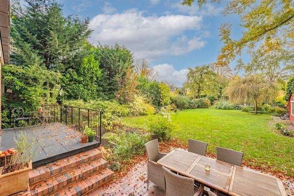 Terrasse mit Sicht in den Südgarten