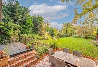 Terrasse mit Sicht in den Südgarten