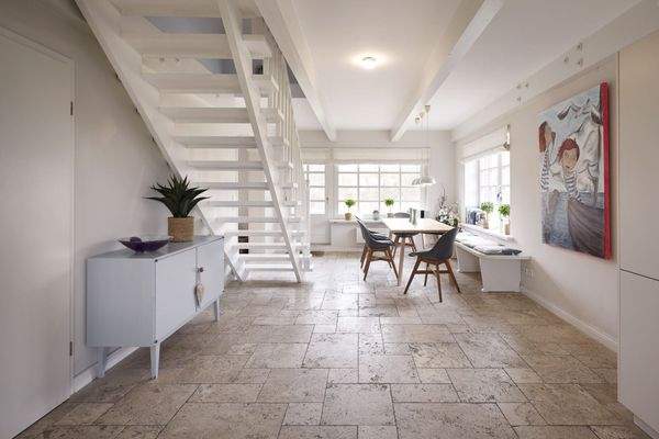 lichtdurchfluteter Ess-Bereich mit Aufgang zum OG