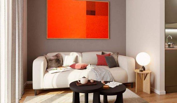 Das Wohnzimmer wird durch bodentiefe Fenster hell erleuchtet