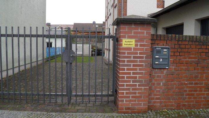 Grundstückszugang /-zufahrt mit Hoftor 