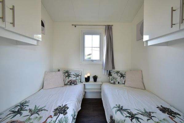 Ferienhaus EuroParcs De Rijp Hauptschlafzimmer Doppelbett01