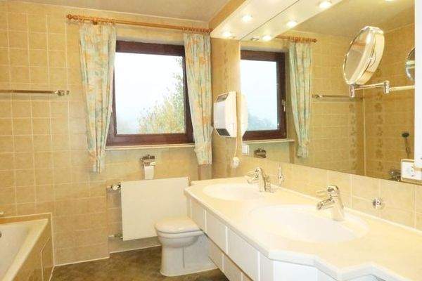 Tageslichtbad mit Wanne u. Dusche