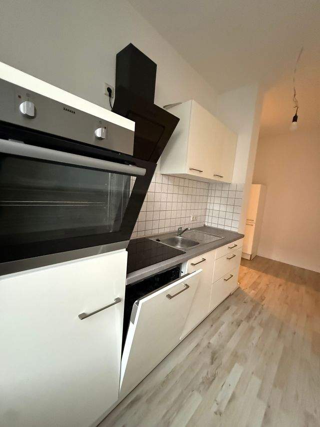 Schöne helle Erdgeschoss 2 Raum Wohnung mit Balkon und Einbauküche ab sofort zu vermieten - Photo 5