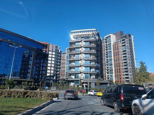Apartments in a Complex Close to Vadi İstanbul in Sarıyer