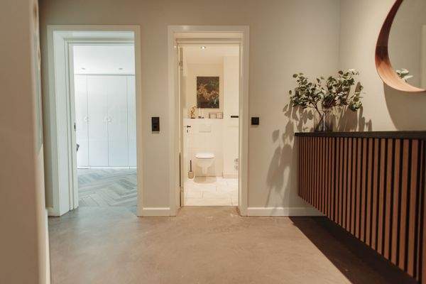 Flur zum Gästezimmer und -WC