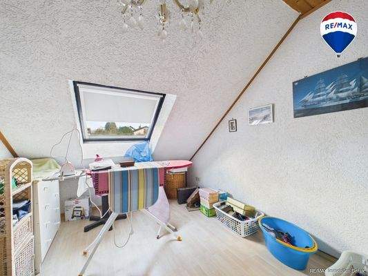 RE/MAX Immobilien DeLux Einfamilienhaus Niederlosheim Schlafzimmer