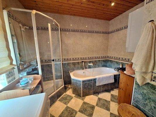 Das moderne Bad mit Wanne und Dusche