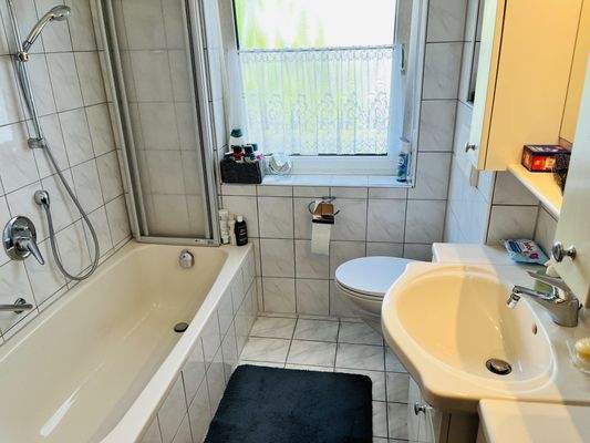 Tageslichtbad mit Wanne/WC (EG)