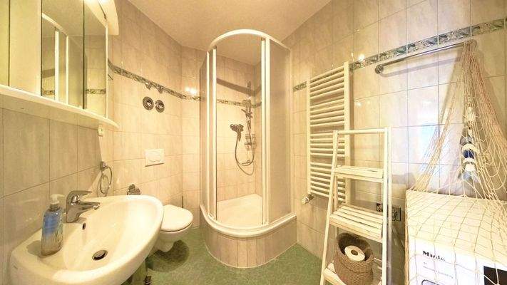 Helles Badezimmer mit Dusche