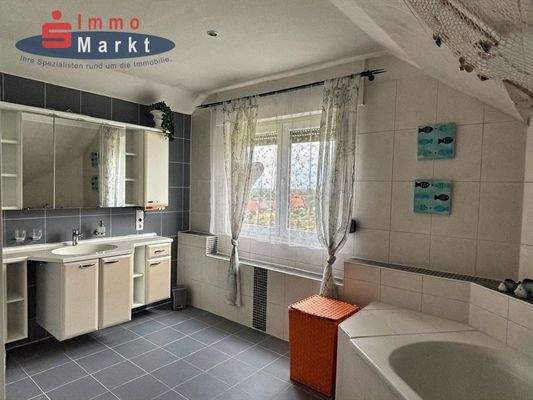 Bad im Obergeschoss mit Dusche und Badewanne