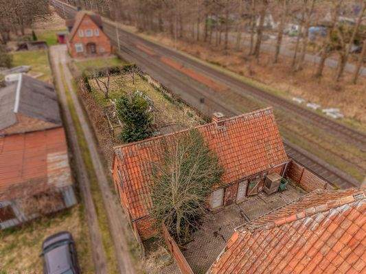 Außenansicht mit Bahnschienen