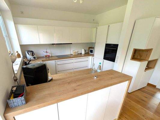 Die helle und freudliche Küche ist im Kaufpreis mit enthalten und bietet hochwertige Einbaugeräte