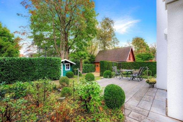 Blick von der Westterrasse in den Garten