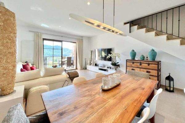 05-Camp de Mar-Golfhaus-tisch