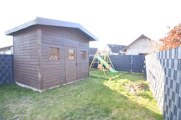 Gartenhaus und Spielfläche
