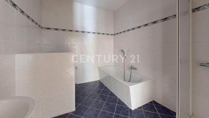 Bad mit Wanne u. Dusche