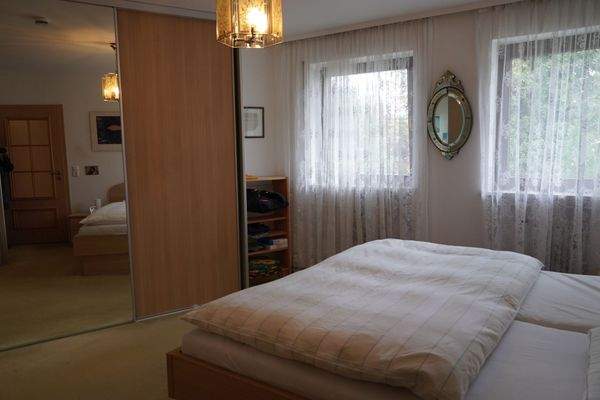 großzügiges Schlafzimmer.jpg