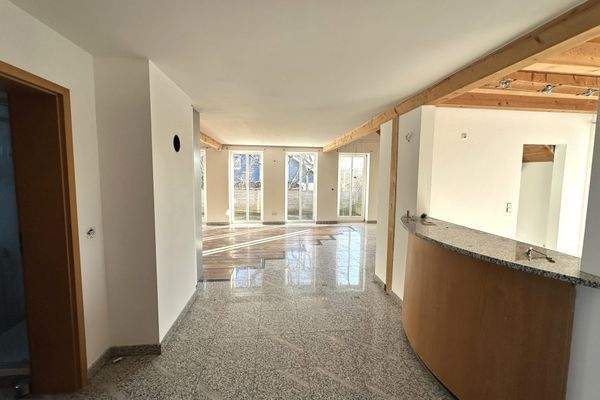 Eingangsbereich mit Küchentheke OG