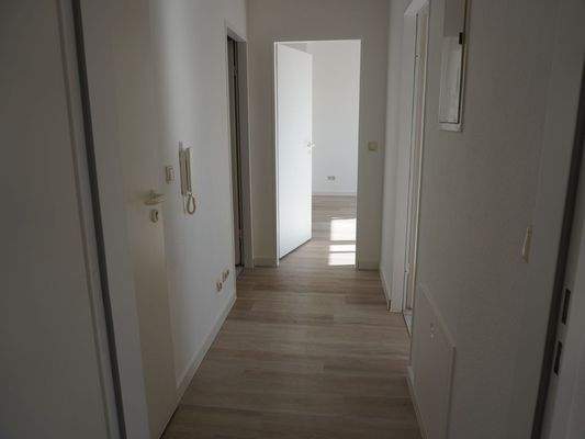 Flur mit Blick zum Wohnzimmer