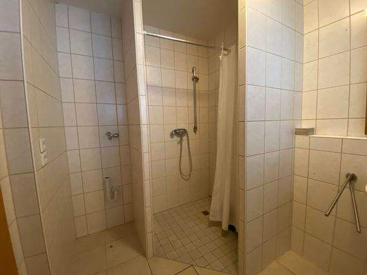 Badezimmer mit Dusche