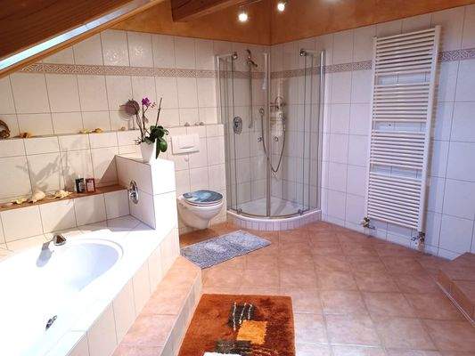 Bad mit Dusche und Wanne