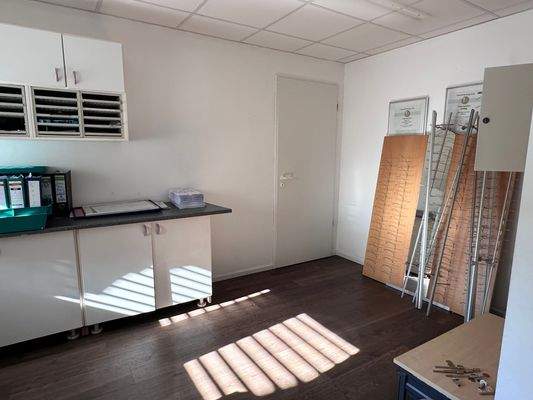 Bürofläche mit Zugang zur Mitarbeitertoilette