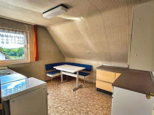 Helle Küche mit EBK im DG