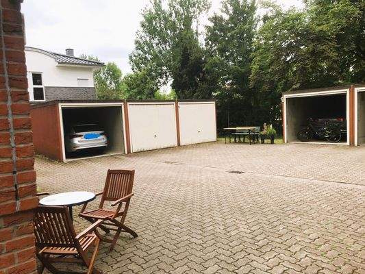 Innenhof mit Garagen.jpg