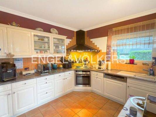 EG: Offene Küche mit Einbauküche