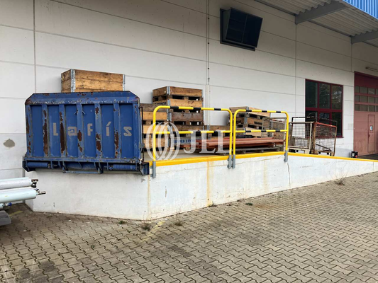 Verladerampe auf der Gebäuderü