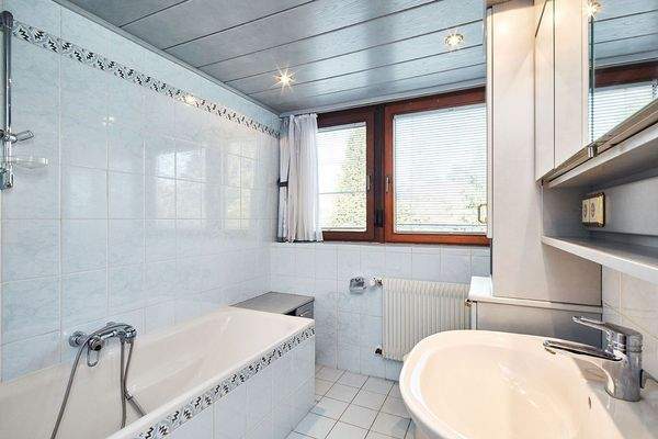 Bad mit Fenster und Wanne 