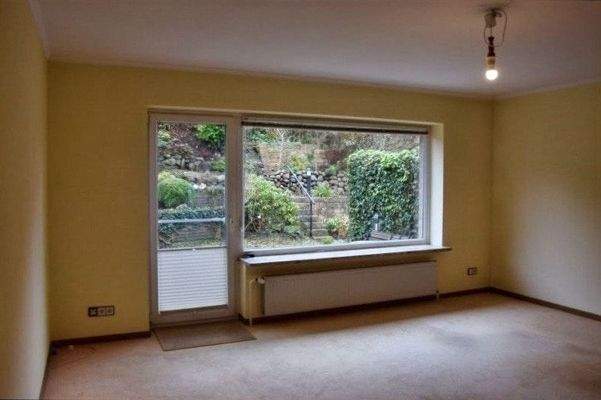 Heller Wohnbereich mit Zugang zur Terrasse