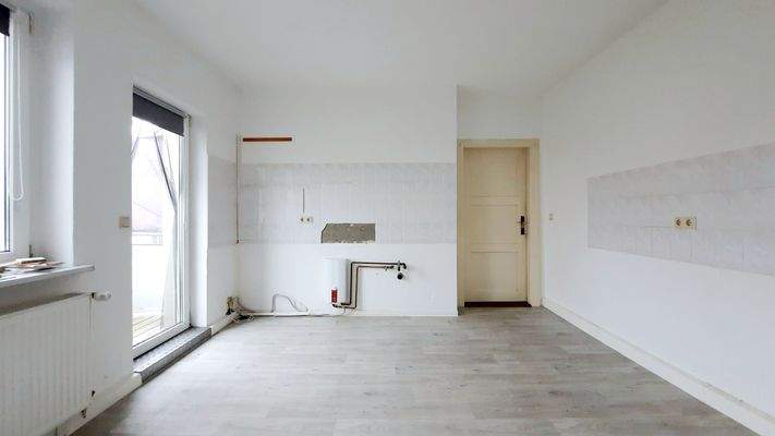 Leere Küche mit Balkonzugang