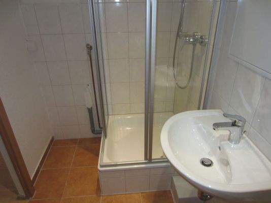 Waschmaschinenanschluss neben der Dusche