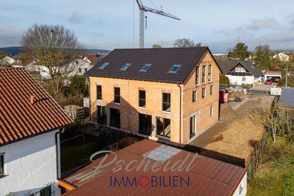 Bau mit bodentiefen Fenstern