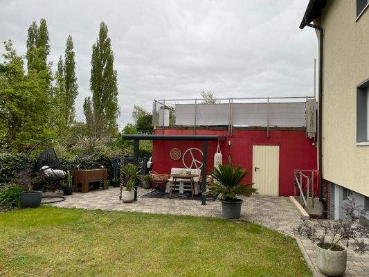 Garten mit überdachter Terrasse