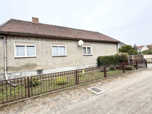 Vorderfront mit Vorgarten