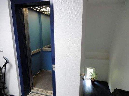 Fahrstuhl und Treppenhaus 