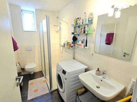 Tageslicht-Bad mit geräumiger Dusche