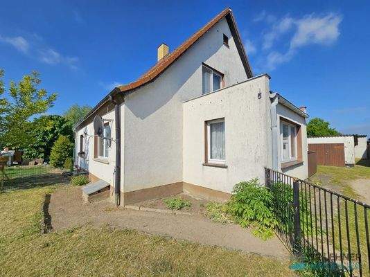 Vorderseite mit Vorgarten