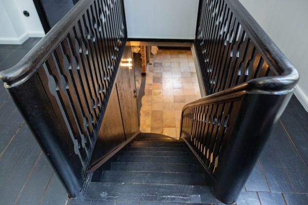 Treppe mit dunklem Geländer