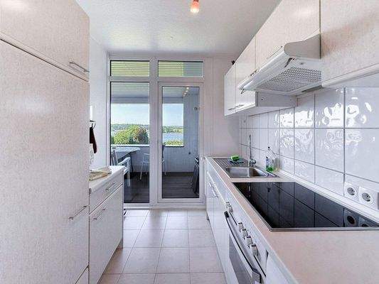 Küche mit Zugang zum Balkon