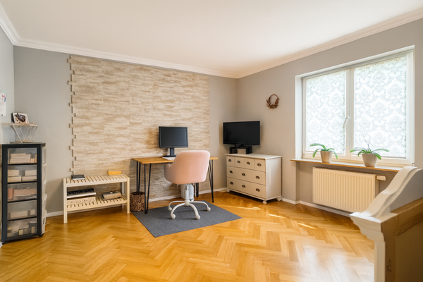 Helles Home-Office mit natürlichem Licht